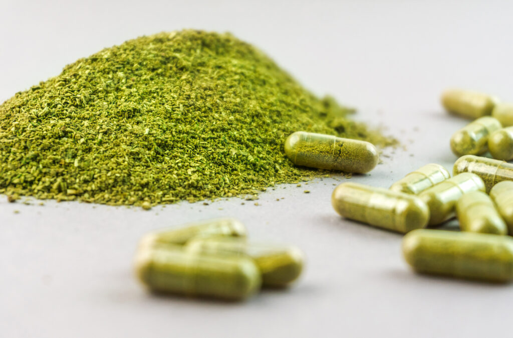 Green powder supplement and capsules filled with supplement